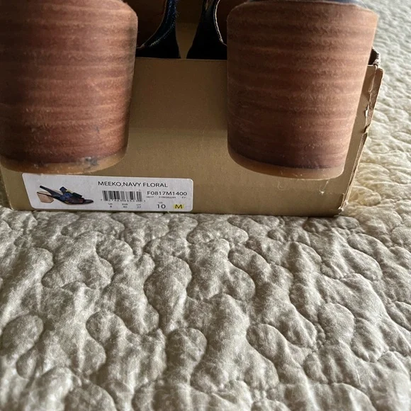 Dr. Scholl’s Meeko, Navy Floral, 3” Stacked Heel Sandal, Size 10 - Picture 5 of 6